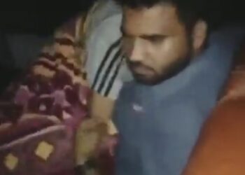 वायरल वीडियों कंडटर ने चलती बस में किया महिला यात्री से