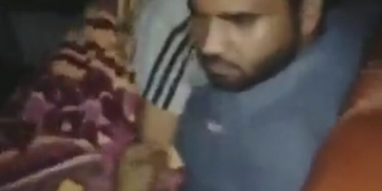 वायरल वीडियों कंडटर ने चलती बस में किया महिला यात्री से