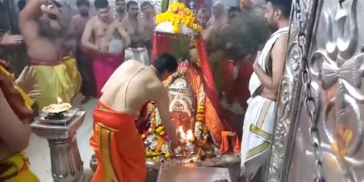 पवित्र पावन श्रावण मास के शुभारंभ पर बाबा महाकाल की दिव्य भस्म आरती…  देखिए वीडियों