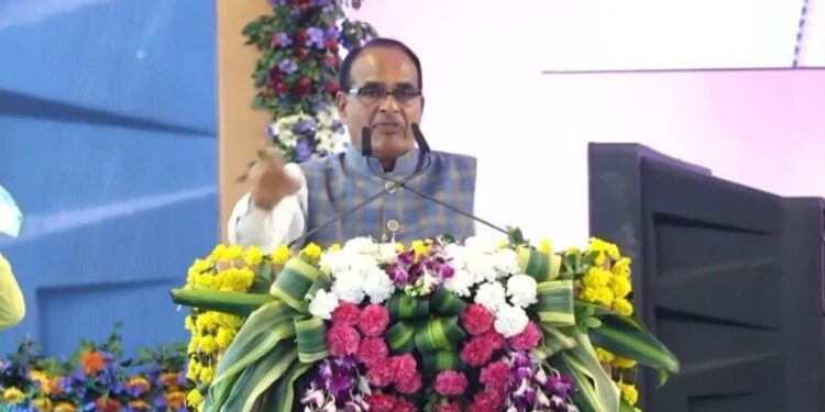 संविदा कर्मचारियों को नियमित कर्मचारियों के समान अवकाश दिया जाएगा.विशेषकर 180 दिन का मातृत्व अवकाश भी मिलेगा।  काटे गए वेतन की राशि वापस की जाएगी दर्ज सभी मामले वापस लिए जाएंगे: CM