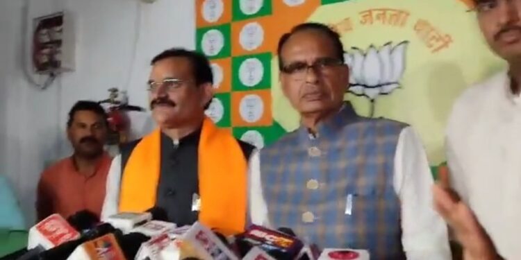 अपराधी सिर्फ अपराधी उसकी कोई धर्म जाती पार्टी नही होती वो सिर्फ सजा का हकदार CM