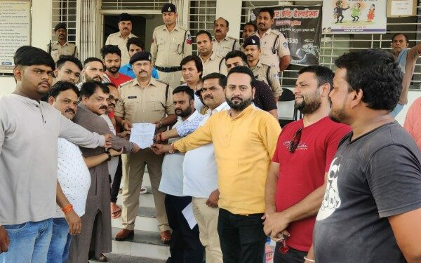 सीधी की अमानवीय घटना को लेकर युवा कांग्रेस ने की FIR दर्ज करने मांग,नर्मदापुरम सिटी थाना प्रभारी को सोपा ज्ञापन