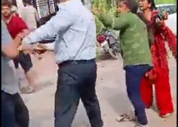 बहु के लिए डिलिवरी के दौरान अस्पताल में AC रूम न बुक करने से नाराज मायके वालों ने ससुराल वालो को जमकर पीटा वायरल वीडियों