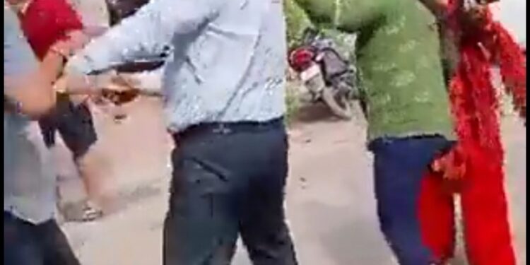 बहु के लिए डिलिवरी के दौरान अस्पताल में AC रूम न बुक करने से नाराज मायके वालों ने ससुराल वालो को जमकर पीटा वायरल वीडियों