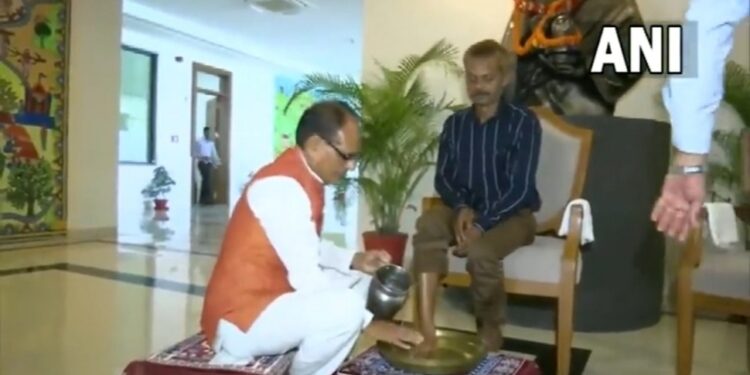 मध्य प्रदेश के मुख्यमंत्री शिवराज सिंह चौहान ने भोपाल में मुख्यमंत्री आवास में दशरथ रावत से मुलाकात कर उनका सम्मान किया। सीधी के एक वायरल वीडियो में आरोपी प्रवेश शुक्ला रावत पर पेशाब करता नजर आ रहा