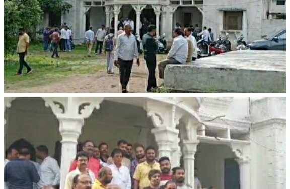 कांग्रेस नेता आनंद बक्शी के घर भोपाल पुलिस दल के साथ गिरफ्तार करने पहुंची