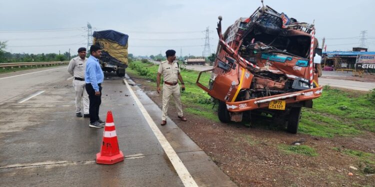 नेशनल हाईवे 30 पर कटनी – झुकेही के बीच खड़े ट्रक से टकराया 407 वाहन : भीषण दुर्घटना में 407 वाहन के केबिन में लगी आग से दुर्घटनाग्रस्त चालक की हुई मृत्यु*