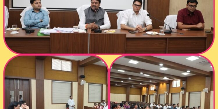 अध्यक्ष म.प्र.राज्य सफाई कर्मचारी आयोग म.प्र. शासन केबिनेट मंत्री दर्जा प्राप्त श्री करोसिया ने की विभिन्न विभगों में पदस्थ सफाई कर्मचारियों की समीक्षा