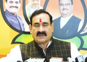 पुलिस ने मामले में केस दर्ज कर दो आरोपियों को गिरफ्तार करने के साथ टीआई और हेड कॉन्स्टेबल को लाइन अटैच कर दिया गया