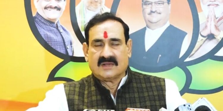 पुलिस ने मामले में केस दर्ज कर दो आरोपियों को गिरफ्तार करने के साथ टीआई और हेड कॉन्स्टेबल को लाइन अटैच कर दिया गया