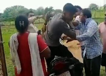 देखिए कैसे सरपंच और गांववालों ने सरकारी स्कूल की शिक्षिका के घर में घुसकर बोला धावा! Video देखें