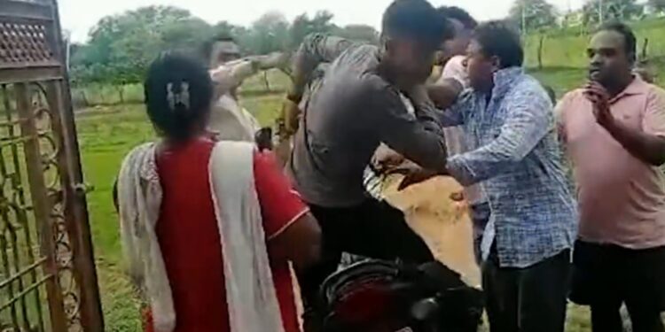 देखिए कैसे सरपंच और गांववालों ने सरकारी स्कूल की शिक्षिका के घर में घुसकर बोला धावा! Video देखें