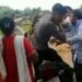 देखिए कैसे सरपंच और गांववालों ने सरकारी स्कूल की शिक्षिका के घर में घुसकर बोला धावा! Video देखें