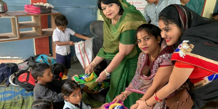 राष्ट्रीय महिला जागृति मंच एंव मानव अधिकार आयोग सहकार ट्रस्ट के सदस्यों ने बीटीआई स्कूल के बच्चों को स्टेशनरी सहित फल वितरित किए
