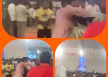 बागेश्‍वर वाले बाबा धीरेंद्र शास्त्री के दिव्य दरबार के दौरान एक महिला को उठाकर रेलिंग से बाहर फेंकने का वीडियो आया