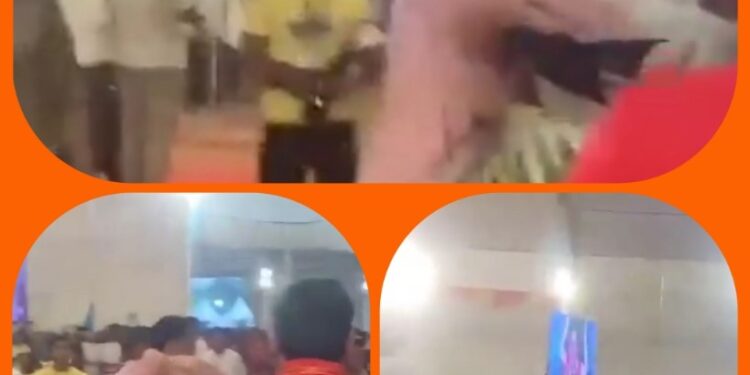 बागेश्‍वर वाले बाबा धीरेंद्र शास्त्री के दिव्य दरबार के दौरान एक महिला को उठाकर रेलिंग से बाहर फेंकने का वीडियो आया