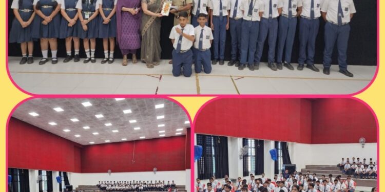 डीपीएस स्कूल कटनी में हेलमेट एवं सीट बेल्ट लगाए जाने के संबंध में कुठला पुलिस द्वारा आयोजित किया गया यातायात नियमों का जागरूकता कार्यक्रम