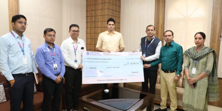 टी.बी मुक्त कटनी बनाने कलेक्टर श्री प्रसाद के अभियान में सहभागी बनने एस.बी.आई ने बढाया हाथ  भारतीय स्टेट बैंक ने कलेक्टर को भेंट किया 42 हजार रूपये का चेक