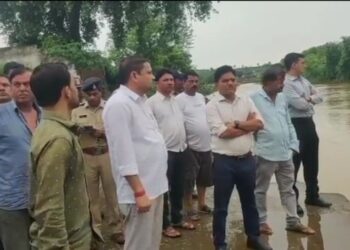 कलेक्टर पुलिस अधीक्षक पहुंचे शाहगढ़, रेस्क्यू कल फिर शुरू होगा