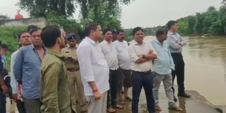 कलेक्टर पुलिस अधीक्षक पहुंचे शाहगढ़, रेस्क्यू कल फिर शुरू होगा