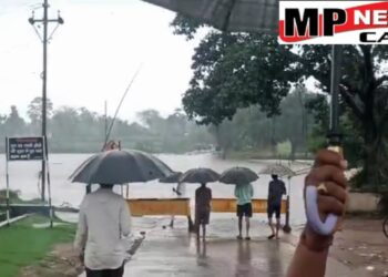 लगातार वर्षा से नदी-नाले उफनाए, लिंगा में दो दर्जन गांवों का संपर्क टूटा, भीमगढ़ बांध के पांच गेट खोलने की तैयारी
