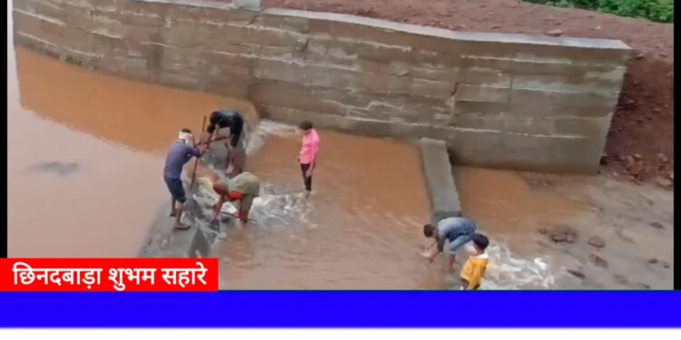 जलग्रहण मिशन का ढुलनिया में नव निर्मित तालाब बहा* *लिंगा का तालाब क्षतिग्रस्त,वेस्ट वेयर तोड़ने लगाए मजदूर* *मासूम बच्चों को जान से ठेकेदार कर रहे खिलवाड़*