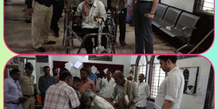 कलेक्टर श्री प्रसाद ने दिव्यांग शिवराम को ट्राइसाइकिल देने का किया वादा निभाया  सोचा नहीं था कि इतनी जल्दी वादा निभाएगें कलेक्टर साहब – शिवराम