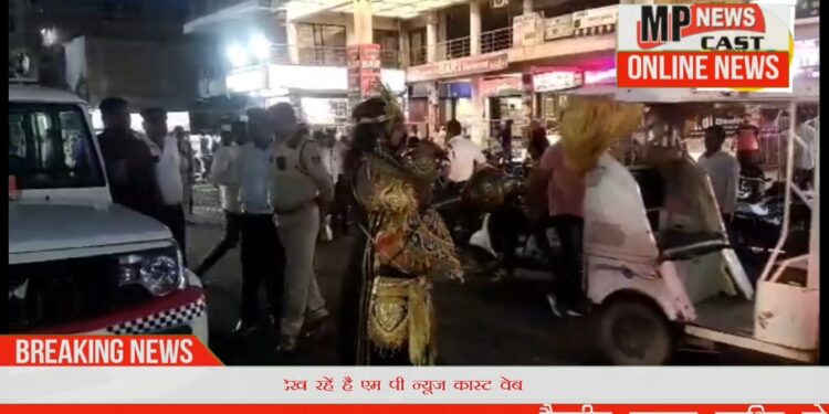 यातायात नियमों की जानकारी देने सड़क पर उतरे यमराज, बाजार में भ्रमण कर वाहन चालकों को दी समझाइस, जागरूकता लाने यातायात विभाग चला रहा विशेष अभियान