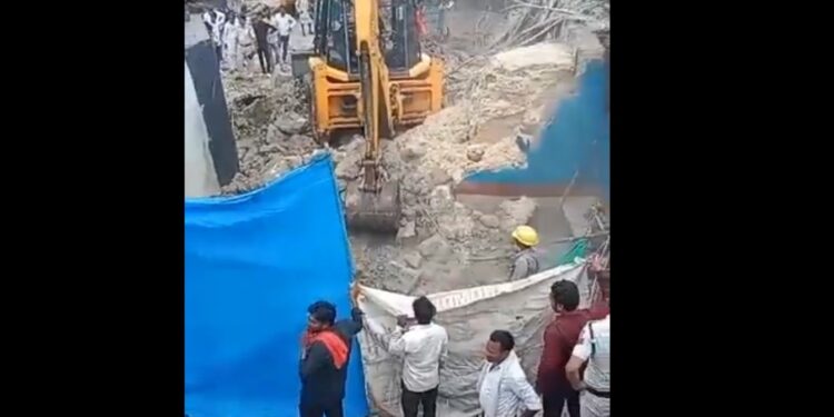 विदिशा ब्रेकिंग सिरोंज तहसील के कजालिया गांव में एक बच्ची बोरवेल के गड्ढे में गिरी, घर में बने करीब 20 फीट गहरे गड्ढे में गिरी बच्ची