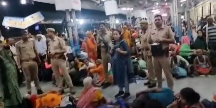 SP ने रेलवे स्टेशन पहुंच संभाला मोर्चा, सुव्यवस्था देख DM SP की हो रही सराहना, VIDEO