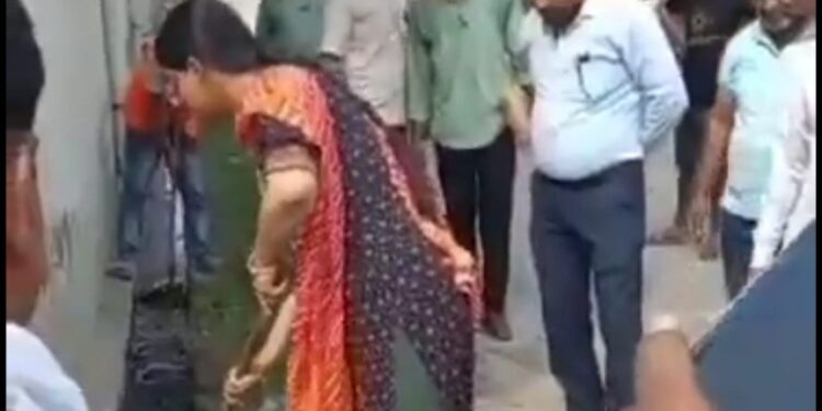 IAS निधि गुप्ता नगर आयुक्त ने नाले में गंदगी देख अपनी टीम पर भड़कीं, खुद नाली की सफाई करना शुरू कर दिया 