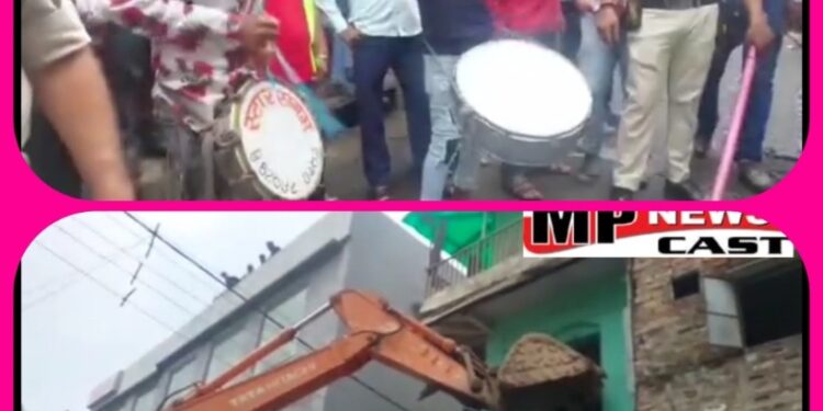 उज्जैन में महाकाल की सवारी पर थूँकने के तीन आरोपियों के घर अतिक्रमण गिराने पहुँची पुलिस, इलाक़े में बड़े पैमाने पर पुलिस तैनात देखिए वीडियों। ढोल-धमाके के साथ आरोपियों के मकान तोड़ने पहुंची