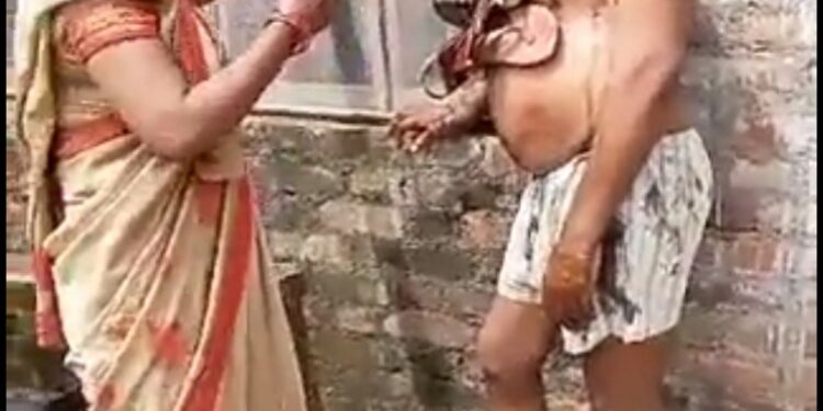आशिक मिजाज़ एक कोटेदार के चेहरे पर कालिख पोतकर चप्पलों से पिटाई & अर्धनग्न अवस्था मे गाँव मे घुमाया गया वायरल VIDEO