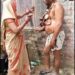 आशिक मिजाज़ एक कोटेदार के चेहरे पर कालिख पोतकर चप्पलों से पिटाई & अर्धनग्न अवस्था मे गाँव मे घुमाया गया वायरल VIDEO