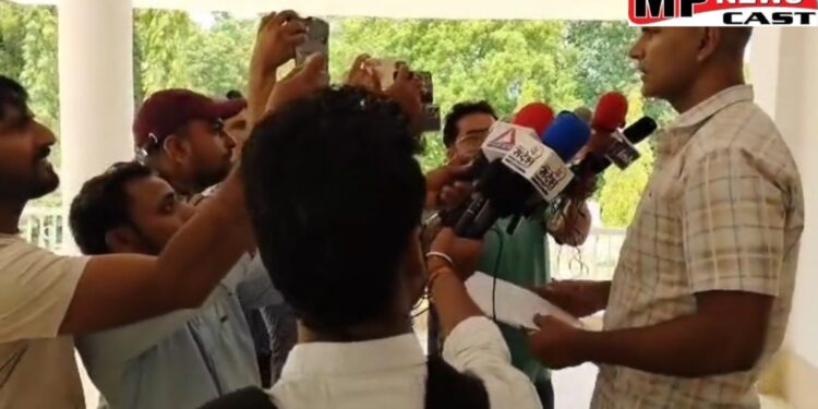 लोकायुक्त की बड़ी कार्रवाई, सरकारी आवास में 80,000 रुपये रिश्वत लेते सहायक आयुक्त सीधी पकड़े गए