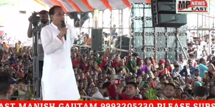 प्रियंका जी, मध्यप्रदेश आकर झूठ मत बोलिए…  किसानों के हित में भारतीय जनता पार्टी ने कई योजनाएं बनाईं, कांग्रेस ने कुछ नहीं किया।  कांग्रेस की सरकार में किसानों को 18% ब्याज पर कर्ज मिलता था, हमने इसे धीरे-धीरे कम कर 0% किया।