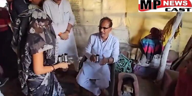 नरसिंहपुर  सड़क किनारे काफिला रोककर अचानक शिवराज सिंह चौहान पहुंच गए ललिता बाई के कच्चे घर में, बोला- भाई आया है चाय तो पिलवाओ….सीएम के निर्देश पर तत्काल पक्केमकान के लिए कलेक्टर ने ढाई लाख का चेक बनाकर दिया, देखें VIDEO
