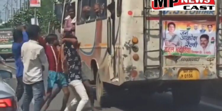 चार बाइक पर सवार गुंडे एक युवक को बस में से खींचकर बाहर लाते हैं। इसके बाद उसे बीच सड़क पर लाठिया से पीटते