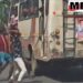 चार बाइक पर सवार गुंडे एक युवक को बस में से खींचकर बाहर लाते हैं। इसके बाद उसे बीच सड़क पर लाठिया से पीटते