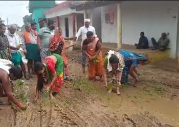 जनता परेशान गली चलनें लायक नही तो थरहा रोपाई  कर दी वायरल VIDEO