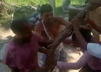 वायरल वीडियों उन्नाव जिले के कोतवाली क्षेत्र हसनगंज क्षेत्र के अंतर्गत मटरिया ग्राम पंचायत के मजरा लीलाखेडा में दो पक्षों में लाठी डंडों और ईंट पत्थर से जमकर हुई लड़ाई