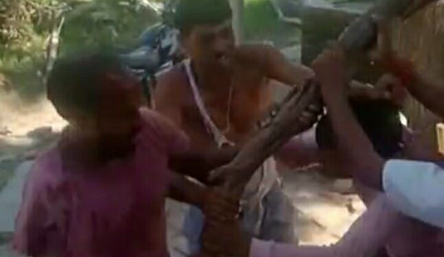 वायरल वीडियों उन्नाव जिले के कोतवाली क्षेत्र हसनगंज क्षेत्र के अंतर्गत मटरिया ग्राम पंचायत के मजरा लीलाखेडा में दो पक्षों में लाठी डंडों और ईंट पत्थर से जमकर हुई लड़ाई