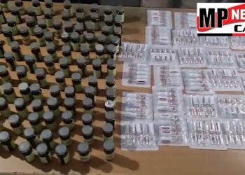 पुलिस ने दो युवकों से लगभग 400 नशीले इंजेक्शन पकड़े, आरोपी स्कूटर की डिक्की में फेनिरामाईन मैलेट और  बुप्रेनोरफिन के इंजेक्शन बेचने के लिए रखे हुए देखे वीडियो