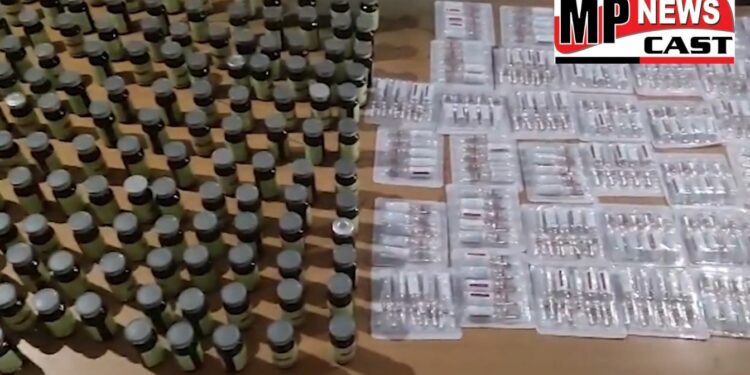 पुलिस ने दो युवकों से लगभग 400 नशीले इंजेक्शन पकड़े, आरोपी स्कूटर की डिक्की में फेनिरामाईन मैलेट और बुप्रेनोरफिन के इंजेक्शन बेचने के लिए रखे हुए देखे वीडियो