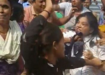 वायरल वीडियों देखे द्वारका में महिला पेशे से पायलट  10 साल बच्ची जो कि घरेलू सहायक के तौर पर नौकरी करती हैं, जिसको स्टीम प्रेस द्वारा हाथ पर जलाया गया
