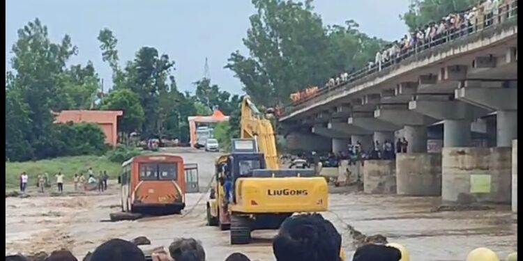 देखिऐ बिजनौर के वायरल वीडियो  मुसलाधार बारिश से अचानक जल स्तर बढ़ जाने से कयी लोग फंस गए हैं जिन्हें निकाला जा रहा है