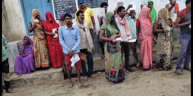 पन्ना देवेंद्र नगर शिकायतों के बाद अधिकारियों की अनदेखी से सुंदरा और फुलदरी सेल्समैन हुआ आराजक,नही खोली जा रही हर रोज दुकान