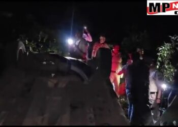 पुल से 50 फीट नीचे गिरी कार, हादसे में पति पत्नि की मौत, 8 साल का बेटा गंभीर,
