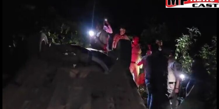 पुल से 50 फीट नीचे गिरी कार, हादसे में पति पत्नि की मौत, 8 साल का बेटा गंभीर,