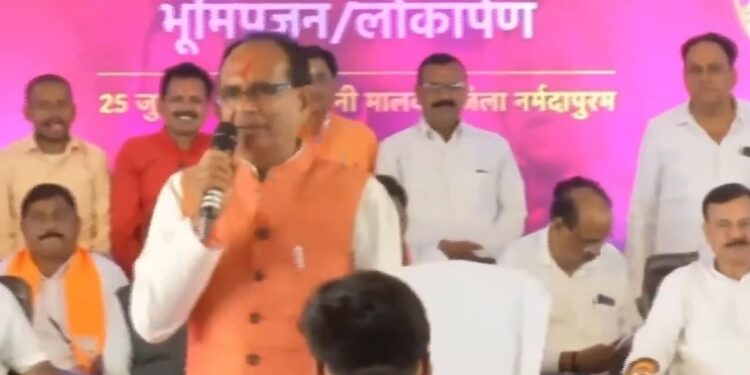 मेरी बहनों और भाइयों, इतनी देर होने के बाद भी आप मुझे सुनने के लिए यहां एकत्रित हैं, आपने मुझमें विश्वास व्यक्त किया है।  मैं भी वचन देता हूं कि आपके विश्वास को कभी टूटने नहीं दूंगा: CM